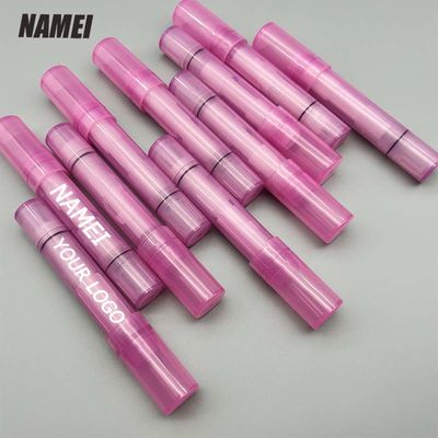 Un buen precio. El contenedor de plástico vacío resalta el contenedor en línea