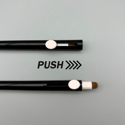 Un buen precio. Contenedor de revestimiento labial Twist Up Vacío OEM Logotipo Eyeliner Lápiz Embalaje Contenedor de revestimiento labial con cepillo de labios Push-pull en línea