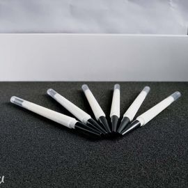 Un buen precio. El lápiz de ceja profesional sencillo se siente cómodo con el material ABS en línea