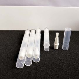 Un buen precio. Nuevo material PP lápiz labial brillo labial, tubos de brillo labial color transparente OEM en línea